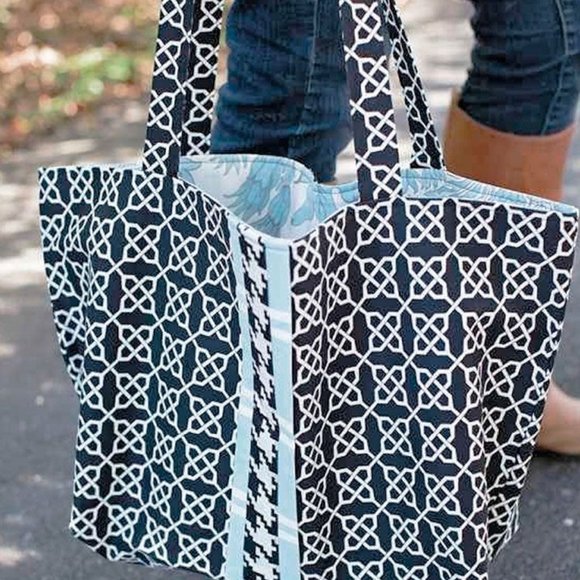 7.9 Yds Free Spirit Vicki Payne Black White Celtic Knot Fretwork Lattice Fabric - Picture 6 of 7